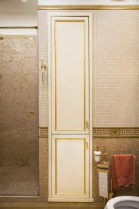 Встроенный шкаф для ванной комнаты